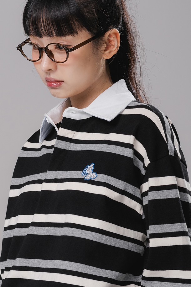 멀티 스트라이프 럭비 카라 롱 슬리브 BK7828_블랙은 남녀 모두 착용 가능한 티셔츠입니다. 럭비 카라 디자인과 긴 소매 기장으로 간절기에 활용하기 좋으며, 블랙, 크림, 네이비 세 가지 색상으로 출시되었습니다. 면 소재로 제작되어 부드러운 촉감을 자랑하며, 레귤러 핏으로 편안하게 착용할 수 있습니다. 카라 뒷면 스트라이프 패턴, 미니멀 로고 자수 패치, 사이드 슬릿 디테일이 돋보입니다. 텀블/텐터 가공을 통해 변형과 수축을 최소화하여 오랫동안 변함없이 즐겨 입을 수 있습니다. 데이트룩, 카페룩 등 다양한 TPO에 캐주얼, 프레피, 미니멀 스타일로 연출해보세요.
