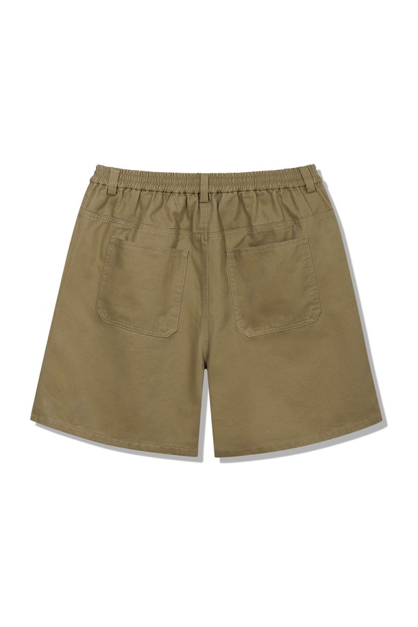 **원턱 코튼 쇼츠 BK7827_베이지**는 부드러운 촉감의 고밀도 코튼 소재로 제작되어 편안한 착용감을 선사합니다. 미니멀하고 캐주얼한 스타일의 이 숏팬츠는 봄, 여름 시즌 데이트룩, 동네 마실룩, 카페룩 등 다양한 TPO에 활용하기 좋습니다. 레귤러핏으로 디자인되었으며, 원턱 디테일과 뒷밴딩 처리로 활동성을 높였습니다. 베이지, 네이비, 블랙 세 가지 색상으로 출시되어 폭넓은 선택이 가능하며, 로고 자수 디테일로 은은한 포인트를 더했습니다.
