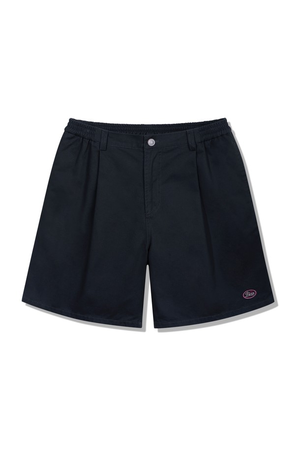 네이비 컬러의 원턱 코튼 쇼츠 BK7827입니다. 부드러운 촉감의 면 소재로 제작되어 편안한 착용감을 선사하며, 데일리룩에 활용하기 좋습니다. 허리 뒷밴딩 처리로 편안함을 더하고, 원턱 디테일이 돋보이는 레귤러핏 숏팬츠입니다. 미니멀 로고 자수로 포인트를 더했으며, 텀블 가공 처리를 통해 변형과 수축을 최소화했습니다. 미니멀, 클래식, 캐주얼 스타일을 즐기는 분들께 추천하며, 동네 마실룩이나 카페룩에 매치하기 좋습니다.
