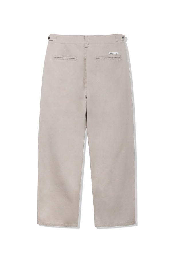 비조 디테일 데일리 스트레이트 코튼 팬츠 BK7823_베이지는 남성용 코튼 팬츠입니다. 베이지와 블랙 두 가지 색상으로 출시되었으며, 봄, 여름, 가을 계절에 착용하기 좋습니다. 미니멀하고 베이직한 스타일로, 출근룩과 데이트룩에 모두 적합합니다. 얇고 부드러운 면 소재로 제작되어 편안한 착용감을 선사하며, 비조 디테일로 허리 사이즈를 간편하게 조절할 수 있습니다. 원턱 디테일과 히든 버튼, 백포켓 상단 우븐라벨이 디자인의 완성도를 높이고, 통기성과 흡습성이 뛰어나 쾌적하게 착용 가능합니다.
