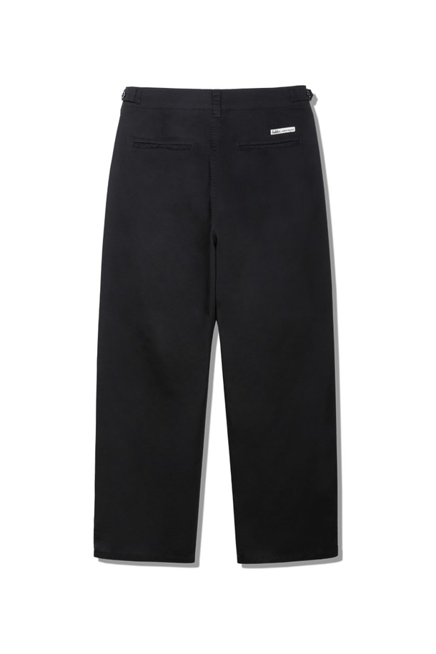 비조 디테일 데일리 스트레이트 코튼 팬츠 BK7823_블랙은 미니멀하고 베이직한 스타일을 추구하는 남성분들을 위한 스트레이트핏 면 바지입니다. 사계절 내내 활용 가능한 긴 기장의 무지 블랙 컬러 팬츠로, 출근룩과 비즈니스 캐주얼에 적합합니다. 비조 디테일로 허리 사이즈를 벨트 없이 조절할 수 있으며, 원턱 디테일과 히든 버튼, 백포켓 우븐 라벨로 디자인의 완성도를 높였습니다. 부드러운 촉감과 우수한 통기성, 흡습성으로 편안한 착용감을 선사합니다.
