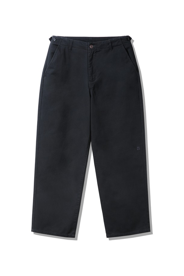 "Semi wide embroidered 코튼팬츠 BK7819_네이비"는 부드러운 촉감의 면 소재로 제작되어 편안한 착용감을 선사합니다. 세미 와이드 핏과 스트레이트 핏으로, 깔끔하고 자연스러운 실루엣을 연출하며, 밑단까지 여유있는 핏으로 활동성을 높였습니다. 얇은 두께감으로 봄, 여름, 가을 시즌에 활용하기 좋으며, 미니멀한 스타일을 위한 포인트 자수 디테일이 돋보입니다. 밴딩 비조 처리로 벨트 없이도 사이즈 조절이 용이하여, 출근룩과 데이트룩 등 다양한 TPO에 활용 가능합니다. 데일리 팬츠로 활용하기 좋은 디자인과 마감으로, 미니멀, 클래식, 캐주얼 스타일을 즐기는 남성분들께 추천합니다.
