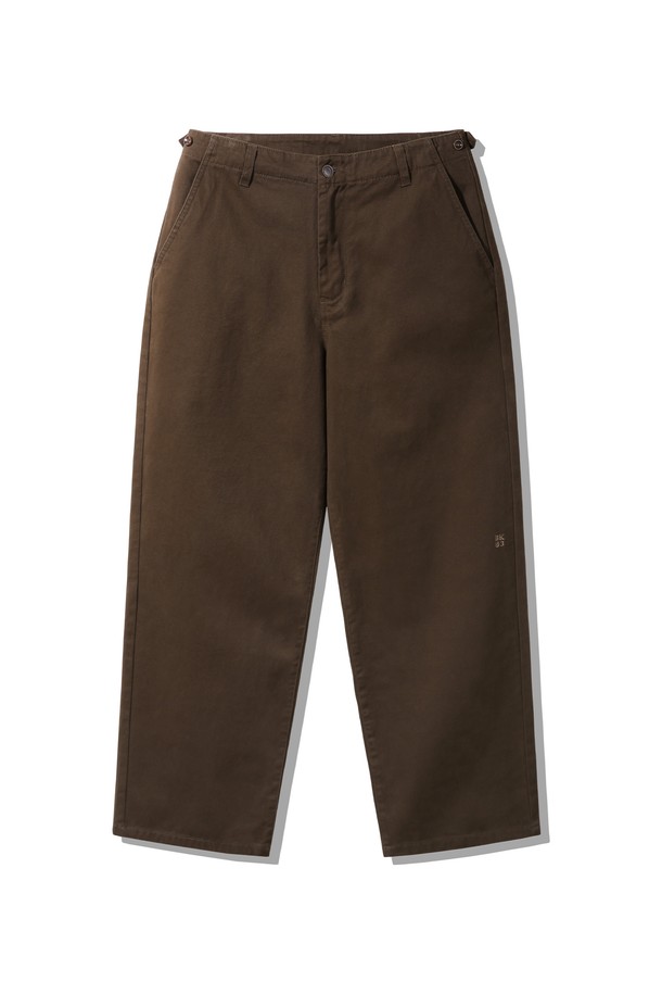 세미 와이드 자수 코튼 팬츠 BK7819_브라운은 캐주얼, 미니멀, 클래식 스타일을 아우르는 데일리 코튼 팬츠입니다. 브라운 컬러의 긴 기장으로, 세미 와이드 핏을 제공하여 편안하면서도 스타일리시한 실루엣을 연출합니다. 면 소재로 제작되어 부드러운 촉감을 선사하며, 자수 디테일이 돋보이는 디자인입니다. 
