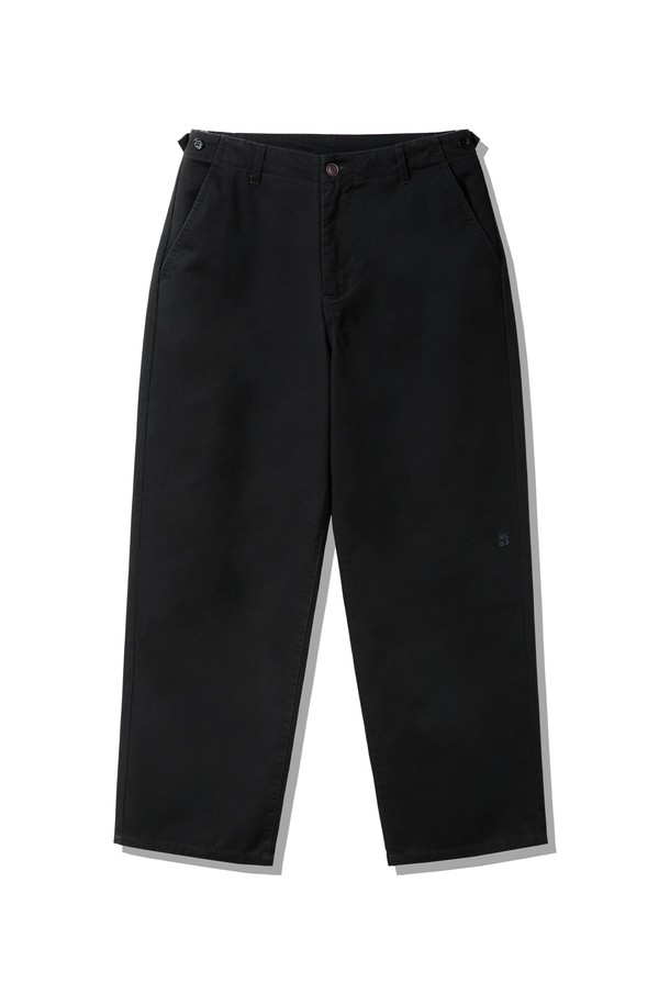 블랙 색상의 Semi wide embroidered 코튼팬츠 BK7819는 남성용 코튼 팬츠입니다. 봄, 여름, 가을 계절에 착용하기 좋은 얇은 두께의 긴 기장 와이드 핏 바지로, 루즈한 핏과 부드러운 촉감이 특징입니다. 베이직하고 캐주얼한 스타일을 연출하며, 자수 디테일이 포인트로 더해져 데이트룩이나 카페룩에 활용하기 좋습니다. 미니멀, 클래식 스타일을 선호하는 분들께 추천합니다.
