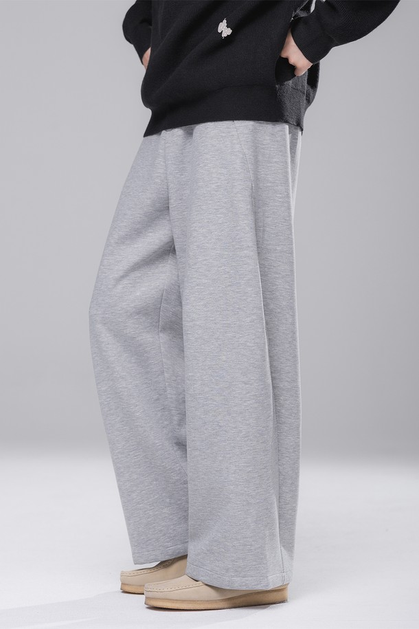 본딩 리얼 슬랙스 무브 팬츠 BK7831_그레이는 남성용 슬랙스로, 캐주얼, 미니멀, 클래식 스타일을 아우릅니다. 봄, 가을에 적합하며, 와이드 및 루즈핏으로 편안한 착용감을 선사합니다. 무브 시리즈로 제작되어 활동성이 뛰어나며, 탄탄한 본딩 처리와 두꺼운 두께감으로 안정적인 실루엣을 연출합니다. 부드러운 촉감의 폴리에스테르 소재에, 밴딩 처리로 편안함까지 더했습니다. 출근룩은 물론 일상에서도 멋스럽게 활용할 수 있는 아이템입니다.
