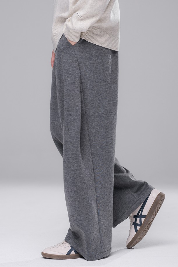 "bonding real(본딩 리얼) 슬랙스 무브 팬츠 BK7831_차콜"은 남녀 공용으로 착용 가능한 베이직하고 미니멀한 스타일의 슬랙스입니다. 간절기부터 겨울까지 착용 가능한 두꺼운 두께감과 부드러운 촉감의 폴리에스테르 소재로 제작되었으며, 밴딩 처리로 편안한 착용감을 제공합니다. 와이드 루즈핏의 긴 기장으로 트렌디한 핏을 연출하며, 안감 없이 본딩 처리되어 보온성을 높였습니다. 출근룩과 비즈니스 캐주얼에 활용하기 좋으며, 미니멀, 클래식, 시크한 스타일을 완성해 줍니다. 차분한 차콜 컬러의 무지 디자인으로 다양한 상의와 매치하기 용이합니다.
