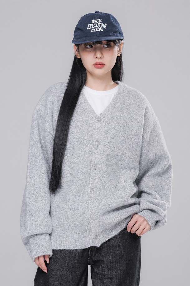 **브이넥 니트 가디건 BK8942_그레이**는 부드러운 울 소재로 제작되어 포근한 착용감을 선사하는 여성용 니트 가디건입니다. 베이직한 디자인에 그레이 컬러로 어떤 옷에도 매치하기 용이하며, 간절기부터 겨울까지 폭넓게 활용할 수 있습니다. 레귤러 핏과 긴 소매 기장으로 편안함을 강조했으며, 브이넥 라인이 세련된 느낌을 더합니다. 버튼 여밈 디테일로 포인트를 주어 클래식, 미니멀, 캐주얼 등 다양한 스타일을 연출할 수 있으며, 출근룩으로도 손색없는 아이템입니다.
