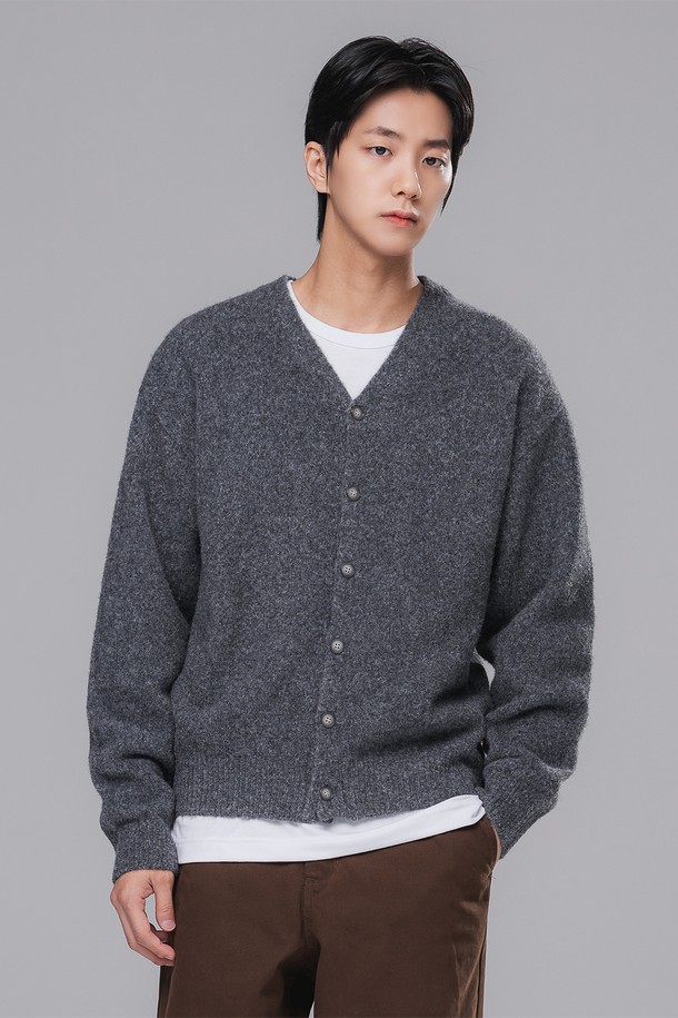 브이넥 니트 가디건 BK8942_차콜은 가을, 겨울철에 착용하기 좋은 공용 의류입니다. 부드러운 울 소재로 제작되어 따뜻하고 포근한 착용감을 선사하며, 레귤러 핏에 긴 소매 기장으로 제작되었습니다. 차콜 컬러의 무지 디자인에 브이넥 라인과 버튼 여밈 방식을 적용하여 캐주얼하면서도 클래식한 분위기를 연출합니다. 출근룩과 모임룩은 물론, 캐주얼 및 미니멀 스타일 모두 소화 가능한 활용도 높은 가디건입니다. 두께감이 있어 겨울철에도 따뜻하게 착용할 수 있습니다.
