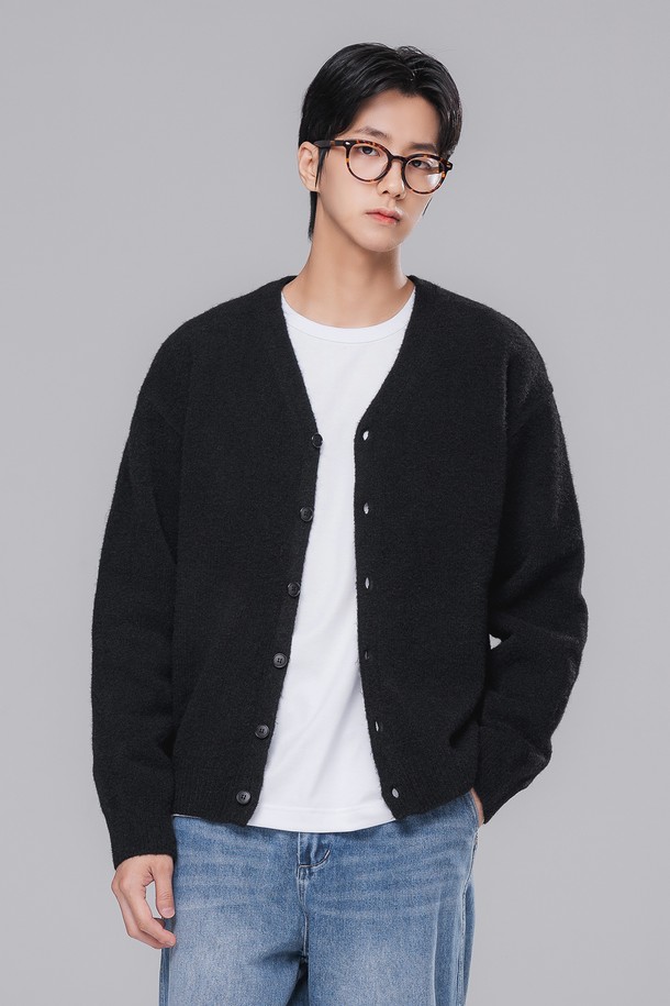 브이넥 니트 가디건 BK8942_블랙은 여성 및 남성 모두 착용 가능한 캐주얼 스타일의 니트 가디건입니다. 가을, 겨울 시즌에 어울리는 중간 두께감으로, 부드러운 촉감과 따뜻하고 편안한 착용감을 제공합니다. 루즈핏 디자인과 브이넥 라인이 특징이며, 출근룩이나 모임룩 등 다양한 TPO에 활용 가능합니다. 폴리에스테르, 아크릴, 울, 나일론, 스판덱스가 혼방된 소재로 제작되어 신축성이 좋고, 세탁 후 형태 유지력이 우수하며 수축 및 변형을 최소화했습니다. 무지 패턴의 긴소매 디자인으로 미니멀하고 클래식한 분위기를 연출합니다.
