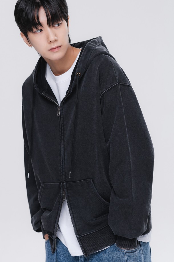 [DELUXE] 피그먼트 오버핏 후드집업 DLX2977은 남녀 모두 착용 가능한 캐주얼하고 스트릿한 스타일의 후드집업입니다. 블랙, 그레이, 와인 3가지 컬러로 출시되었으며, 봄, 가을에 산책룩, 캠핑룩 등 다양한 TPO에 활용하기 좋습니다. 면과 폴리에스테르 혼방 소재로 제작되어 부드러운 촉감을 선사하며, 중간 두께감으로 간절기에 유용합니다. 피그먼트 워싱 처리와 빈티지한 텍스처가 특징이며, 이중 스티치 디테일, 더블 슬라이더 지퍼, 소매/밑단 립조직으로 완성도를 높였습니다. 오버핏 디자인으로 편안한 착용감을 제공합니다.
