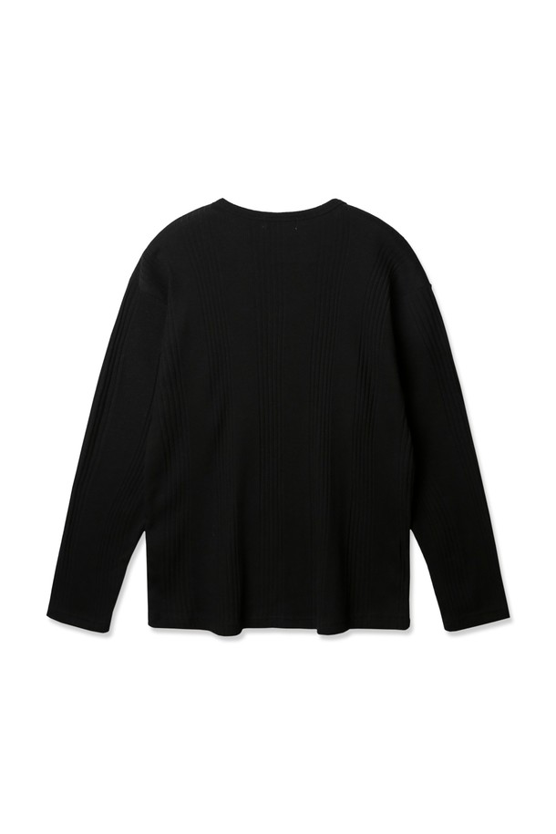 부드러운 촉감과 뛰어난 신축성을 자랑하는 골지 헨리넥 긴팔 티셔츠입니다. 면과 폴리에스테르 혼방 소재로 제작되어 편안한 착용감을 제공하며, 3버튼 디테일과 텀블/버터 가공으로 변형과 수축을 최소화했습니다. 베이직하고 미니멀한 디자인으로 남녀 모두 착용 가능하며, 블랙, 화이트, 스카이블루, 그레이, 오트밀 5가지 컬러로 출시되어 다양한 스타일 연출에 활용할 수 있습니다.
