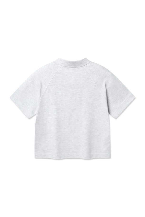 세미 크롭 기장의 여성용 로고 카라 반팔 티셔츠입니다. 부드러운 촉감의 면, 폴리에스테르, 스판덱스 혼방 소재에 흡습 및 통기성이 우수한 3중 CP원단으로 제작되었으며, 바이오워싱 가공을 거쳐 편안한 착용감을 선사합니다. 라글란 소매, 진주 버튼, 자수 로고 디테일과 삼중 스티치 마감으로 미니멀하면서도 세련된 스타일을 연출하며, 화이트, 핑크, 블랙 3가지 색상으로 만나볼 수 있습니다.
