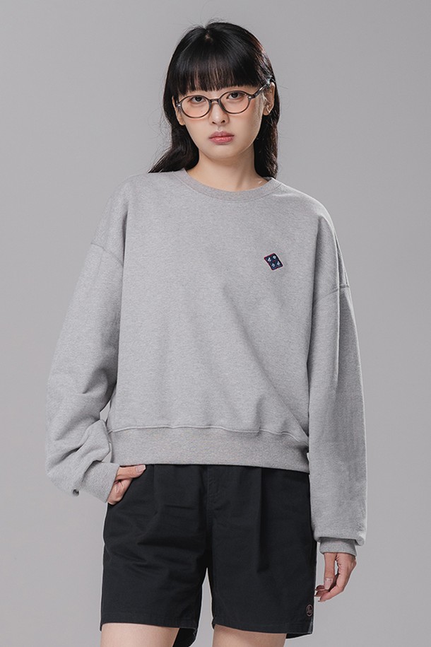 DIA PATCH 스웨트셔츠 BK5962_멜란지그레이는 부드러운 촉감의 프렌치테리 원단으로 제작된 여성 및 남성용 스웨트셔츠입니다. 미니멀하고 베이직한 스타일로, 봄, 가을, 겨울철 일상복으로 활용하기 좋습니다. 멜란지그레이, 네이비, 블랙 세 가지 색상으로 출시되었으며, 오버핏과 릴랙스핏으로 편안한 착용감을 선사합니다. 라운드넥에 긴소매 디자인이며, 다이아몬드 패치와 새틴 자수, 오버록 스티치 마감으로 포인트를 더했습니다. 겨울철 데일리룩, 캐주얼, 클래식 스타일 연출에 적합한 두꺼운 두께감의 스웨트셔츠입니다.
