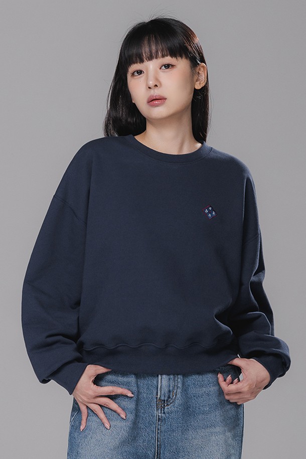 DIA PATCH (디아 패치) 스웨트셔츠 BK5962_네이비는 남녀 공용으로 착용 가능한 오버핏 스웨트셔츠입니다. 부드러운 촉감의 면, 폴리에스테르 혼방 프렌치테리 원단을 사용하여 봄, 가을, 겨울 계절에 따뜻하게 입을 수 있습니다. 미니멀한 스타일의 라운드넥 디자인으로, 다이아몬드 패치와 레터링 자수 디테일이 돋보입니다. 두꺼운 두께감과 긴 소매 기장으로 편안한 착용감을 제공하며 오버록 스티치 마감으로 내구성을 높였습니다. 캐주얼, 클래식 스타일을 즐기는 분들께 추천합니다.
