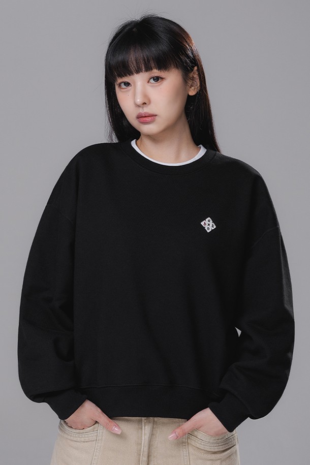 **DIA PATCH 스웨트셔츠 BK5962_블랙**
미니멀한 스타일의 남녀 공용 스웨트셔츠입니다. 부드러운 촉감의 프렌치 테리 원단으로 제작되어 봄, 가을, 겨울에 착용하기 좋습니다. 블랙, 멜란지 그레이, 네이비 3가지 컬러로 출시되었으며, 오버핏, 라운드넥, 긴소매 기장으로 편안한 착용감을 선사합니다. 다이아몬드 패치와 새틴 자수, 타이포그래피 디자인이 특징이며, 텀블/테터 가공과 오버록 스티치 마감으로 퀄리티를 높였습니다. 겨울철 데일리룩에 미니멀하고 캐주얼한 무드를 더해줍니다.
