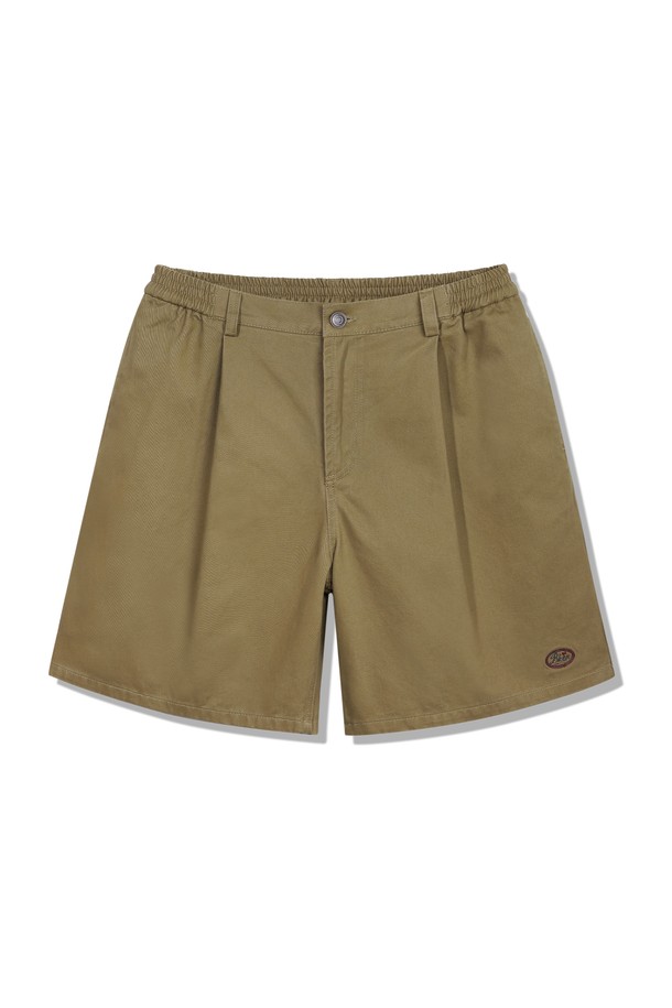 **원턱 코튼 쇼츠 BK7827_베이지**는 부드러운 촉감의 고밀도 코튼 소재로 제작되어 편안한 착용감을 선사합니다. 미니멀하고 캐주얼한 스타일의 이 숏팬츠는 봄, 여름 시즌 데이트룩, 동네 마실룩, 카페룩 등 다양한 TPO에 활용하기 좋습니다. 레귤러핏으로 디자인되었으며, 원턱 디테일과 뒷밴딩 처리로 활동성을 높였습니다. 베이지, 네이비, 블랙 세 가지 색상으로 출시되어 폭넓은 선택이 가능하며, 로고 자수 디테일로 은은한 포인트를 더했습니다.
