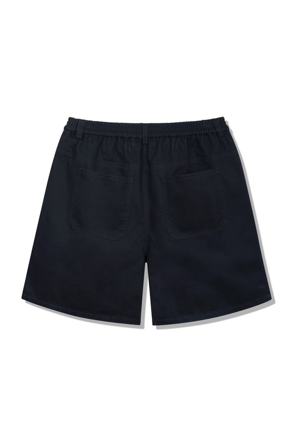 네이비 컬러의 원턱 코튼 쇼츠 BK7827입니다. 부드러운 촉감의 면 소재로 제작되어 편안한 착용감을 선사하며, 데일리룩에 활용하기 좋습니다. 허리 뒷밴딩 처리로 편안함을 더하고, 원턱 디테일이 돋보이는 레귤러핏 숏팬츠입니다. 미니멀 로고 자수로 포인트를 더했으며, 텀블 가공 처리를 통해 변형과 수축을 최소화했습니다. 미니멀, 클래식, 캐주얼 스타일을 즐기는 분들께 추천하며, 동네 마실룩이나 카페룩에 매치하기 좋습니다.
