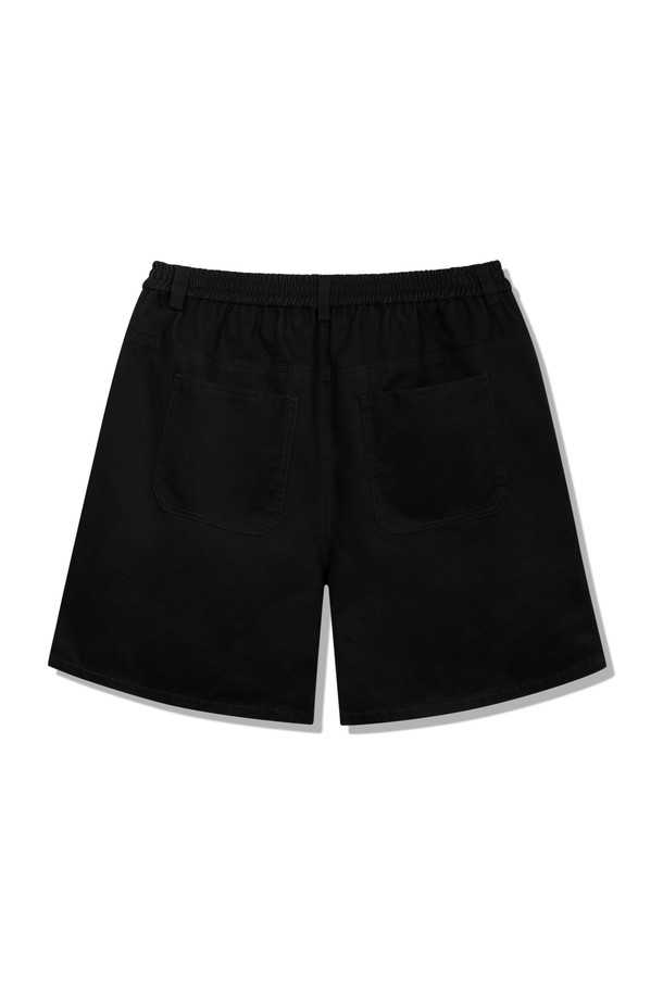 원턱 코튼 쇼츠 BK7827_블랙은 편안한 착용감을 선사하는 남성용 반바지입니다. 부드러운 면 소재로 제작되어 여름철에도 시원하게 입을 수 있으며, 얇은 두께감으로 활동성을 높였습니다. 베이직하고 캐주얼한 디자인에 레귤러핏으로 제작되어 어떤 상의와도 잘 어울립니다. 일상복이나 가벼운 여행 시 동네 마실룩으로 활용하기 좋으며, 캐주얼, 미니멀, 클래식 스타일을 즐기는 분들께 추천합니다. 원턱 디테일이 밋밋함을 덜어주어 더욱 세련된 느낌을 줍니다.
