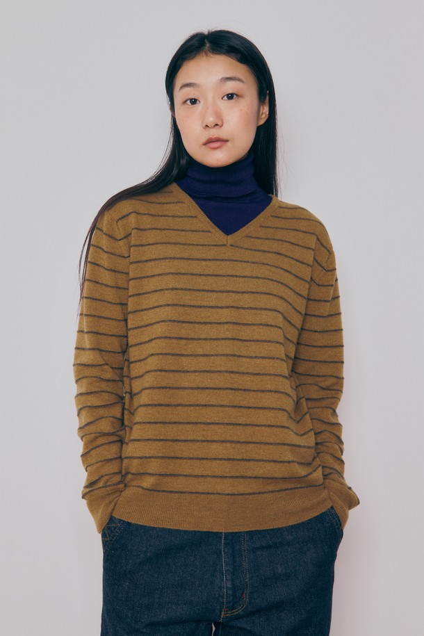 KNITLY - 스웨터 - [24F/W] [Women] Super Fine Wool Stripe V-Neck Sweater (Camel)