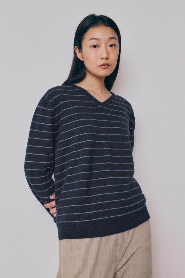 KNITLY - 스웨터 - [24F/W] [Women] Super Fine Wool Stripe V-Neck Sweater (Navy)