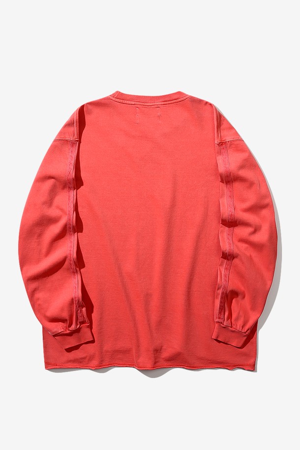 88 트랙 다이드 롱 크롭 슬리브 (오렌지)는 빈티지한 무드를 살린 남성용 티셔츠입니다. 가먼트 다이 워싱 처리로 자연스럽고 독특한 컬러감을 연출하며, 크롭 기장과 롱 슬리브 디자인이 트렌디한 스타일을 완성합니다. 부드러운 면 소재로 제작되어 편안한 착용감을 선사하며, U자형 밑단과 팔 부분 빈티지 해리 테이프 디테일로 포인트를 더했습니다. 일상 및 카페룩에 잘 어울리는 캐주얼하고 미니멀한 디자인의 티셔츠입니다. 봄, 가을 시즌에 활용하기 좋습니다.
