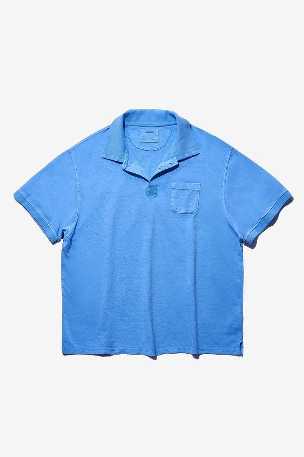 다이드 데미지 폴로 셔츠 (스카이 블루)는 빈티지한 매력을 더한 캐주얼 폴로 티셔츠입니다. 부드러운 면 소재로 제작되어 봄, 여름에 시원하게 착용할 수 있으며, 레귤러 핏으로 편안한 착용감을 선사합니다. 가먼트 다잉 워싱, 더블 다잉 처리, 데미지 디테일, 빈티지 가공을 거쳐 독특한 스타일을 연출하며, 폴로넥과 반소매 디자인으로 클래식한 무드를 더했습니다. 데이트룩이나 카페룩과 같이 편안하면서도 스타일리시한 룩을 연출하고 싶을 때 제격입니다.
