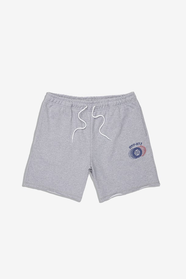 Heritage Washed Crop Shorts pant는 여름철 남성 캐주얼 스타일을 위한 레귤러핏 크롭 반바지입니다. 면 소재로 제작되어 편안한 착용감을 선사하며, Tenter/Tumble Washing 처리로 수축과 뒤틀림을 최소화했습니다. 빈티지한 디자인과 옆면 88 네임택 프린트가 특징이며, 밴딩 처리로 편안하게 착용할 수 있습니다.
