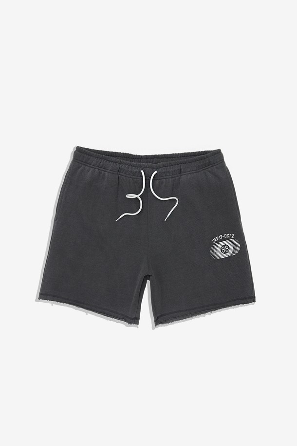 Heritage 워싱 크롭 쇼츠 팬츠 (블랙)는 캐주얼, 미니멀, 스트리트 스타일을 즐기는 남성을 위한 여름용 반바지입니다. 부드러운 면 소재로 제작되었으며, 레귤러핏으로 편안한 착용감을 제공합니다. 빈티지 워싱과 크롭 디자인이 돋보이며, 88 네임택 프린트와 텐터/텀블 워싱 처리로 스타일리시함을 더했습니다. 일상, 가벼운 외출 시 편안하게 착용할 수 있으며, 동네 마실룩이나 휴가룩으로 활용하기 좋습니다. 얇은 두께감으로 여름철에도 시원하게 입을 수 있습니다.
