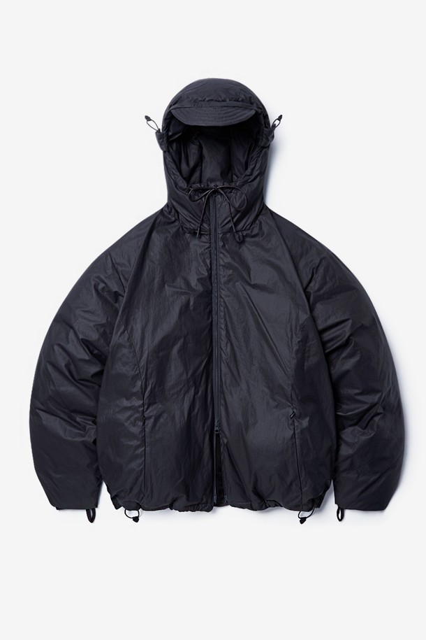 New Paper Wax Coating down v.2.0 + (오닉스 블랙)은 남녀 모두 착용 가능한 미니멀 스타일의 숏패딩입니다. 페이퍼 왁스 코팅으로 에이징 효과와 빈티지한 느낌을 살린 것이 특징이며, 생활 발수 및 방풍 기능으로 편안함을 제공합니다. YKK 메탈 투웨이 지퍼와 사이드 콘실드 지퍼를 사용하여 활동성을 높였으며, 안감은 다운으로 제작되어 보온성을 극대화했습니다. 출근룩, 여행룩 등 다양한 TPO에 활용 가능하며, 클래식하고 시크한 스타일을 연출하기 좋습니다. 블랙 컬러의 무지 디자인으로 어떤 옷에도 쉽게 매치할 수 있습니다.
