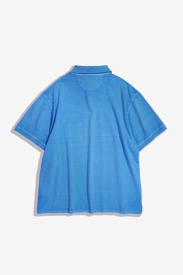 다이드 데미지 폴로 셔츠 (스카이 블루)는 빈티지한 매력을 더한 캐주얼 폴로 티셔츠입니다. 부드러운 면 소재로 제작되어 봄, 여름에 시원하게 착용할 수 있으며, 레귤러 핏으로 편안한 착용감을 선사합니다. 가먼트 다잉 워싱, 더블 다잉 처리, 데미지 디테일, 빈티지 가공을 거쳐 독특한 스타일을 연출하며, 폴로넥과 반소매 디자인으로 클래식한 무드를 더했습니다. 데이트룩이나 카페룩과 같이 편안하면서도 스타일리시한 룩을 연출하고 싶을 때 제격입니다.
