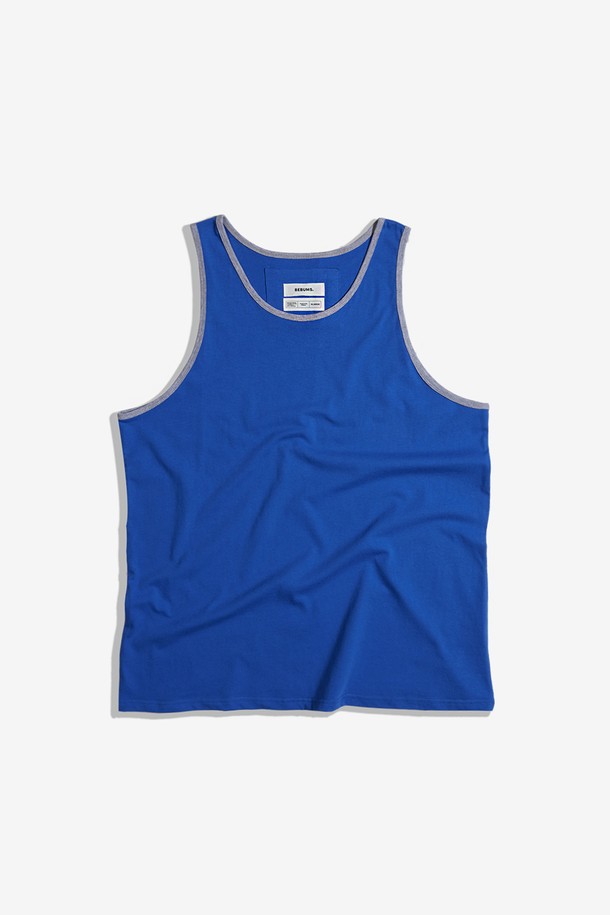 헤리티지 오버사이즈 탱크탑 (블루)은 편안하고 스타일리시한 여름철 남성 패션을 완성해 줄 아이템입니다. 부드러운 면 소재로 제작되어 뛰어난 촉감을 제공하며, 넉넉한 오버핏 디자인으로 활동성을 높였습니다. 시원한 블루 컬러에 Heritage 88 트렉 라인 프린트가 돋보이며, 크롭 기장과 민소매 디자인으로 트렌디함을 더했습니다. Tenter/Tumble Washing 처리를 통해 수축률과 뒤틀림을 최소화하여, 오랫동안 변함없이 착용할 수 있습니다. 캐주얼, 스포티, 미니멀 스타일을 즐기는 분들께 동네 마실룩, 휴가룩, 피트니스룩 등 다양한 TPO에 활용하기 좋은 탱크탑입니다.
