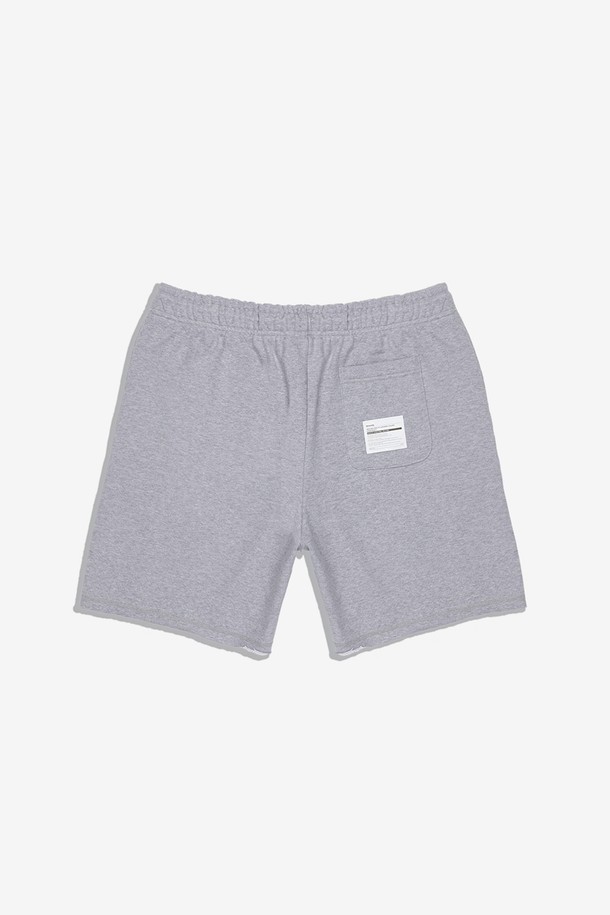 Heritage Washed Crop Shorts pant는 여름철 남성 캐주얼 스타일을 위한 레귤러핏 크롭 반바지입니다. 면 소재로 제작되어 편안한 착용감을 선사하며, Tenter/Tumble Washing 처리로 수축과 뒤틀림을 최소화했습니다. 빈티지한 디자인과 옆면 88 네임택 프린트가 특징이며, 밴딩 처리로 편안하게 착용할 수 있습니다.
