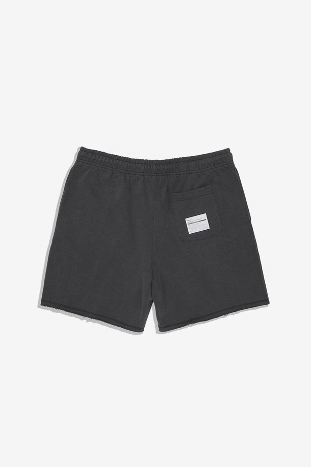 Heritage 워싱 크롭 쇼츠 팬츠 (블랙)는 캐주얼, 미니멀, 스트리트 스타일을 즐기는 남성을 위한 여름용 반바지입니다. 부드러운 면 소재로 제작되었으며, 레귤러핏으로 편안한 착용감을 제공합니다. 빈티지 워싱과 크롭 디자인이 돋보이며, 88 네임택 프린트와 텐터/텀블 워싱 처리로 스타일리시함을 더했습니다. 일상, 가벼운 외출 시 편안하게 착용할 수 있으며, 동네 마실룩이나 휴가룩으로 활용하기 좋습니다. 얇은 두께감으로 여름철에도 시원하게 입을 수 있습니다.
