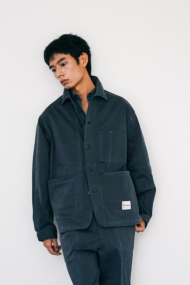 워시드-다이 유틸리티 재킷 (Coal black)은 캐주얼, 미니멀, 워크웨어 스타일을 아우르는 남성용 아우터입니다. 부드러운 촉감의 면과 스판덱스 혼방 소재로 제작되어 편안한 착용감을 선사하며, 중간 두께감으로 봄, 가을에 활용하기 좋습니다. 가먼트 다잉 워싱 기법으로 은은한 멋을 더했고, 유틸리티 포켓 디자인으로 실용성을 높였습니다. 레귤러핏과 버튼 여밈 방식을 적용했으며, 출근룩, 데이트룩 등 다양한 TPO에 매치하기 좋습니다.
