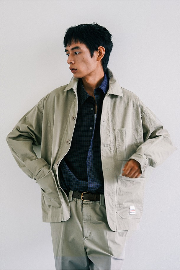 머쉬룸 컬러의 워시드-다이 유틸리티 재킷입니다. 면과 폴리우레탄 혼방 소재로 제작되어 부드러운 촉감을 선사하며, 봄, 가을 간절기에 착용하기 좋습니다. 캐주얼 및 워크웨어 스타일을 연출하기 좋으며, 레귤러 핏과 긴 소매 기장으로 편안한 착용감을 제공합니다. 가먼트 다잉 워싱 기법과 유틸리티 디자인, 포켓 디테일이 특징이며, 출근룩이나 모임룩 등 다양한 TPO에 활용할 수 있습니다. 무지 패턴의 베이직한 디자인으로 유행을 타지 않고 오래도록 즐겨 입을 수 있습니다.
