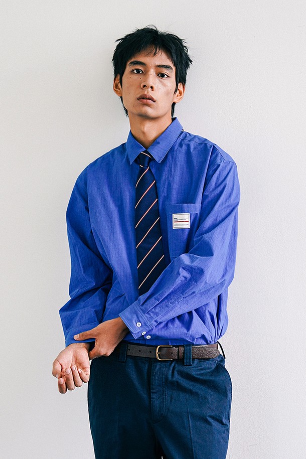 더스티 블루 색상의 에이지드 컴포트 패브릭 셔츠는 캐주얼, 클래식, 미니멀 스타일을 즐기는 남성분들을 위한 제품입니다. 립스탑 원단에 격자무늬 직조, 빈티지 워싱으로 은은한 멋을 더했으며, 부드러운 촉감과 루즈핏으로 편안한 착용감을 선사합니다. 봄, 가을 시즌에 활용하기 좋으며, 일상생활은 물론 출근룩, 데이트룩으로도 세련되게 연출할 수 있습니다. 카라 디자인과 긴 소매 기장, 레귤러 기장으로 깔끔한 실루엣을 완성합니다.
