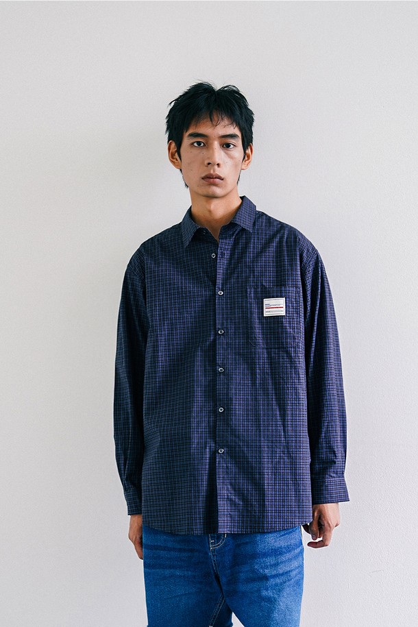 차콜 블루 색상의 Aged 빈티지 체크 셔츠입니다. 부드러운 면 소재로 제작되어 사계절 내내 포근하게 착용할 수 있습니다. 루즈핏으로 편안한 착용감을 선사하며, 카라 넥 라인과 긴 소매 기장이 특징입니다. 워싱 가공으로 빈티지한 무드를 더했으며, 데이트룩, 비즈니스 캐주얼, 캐주얼, 클래식, 미니멀 스타일 모두 소화 가능합니다. 체크 패턴이 돋보이는 이 셔츠는 당신의 옷장에 세련됨을 더해줄 것입니다.
