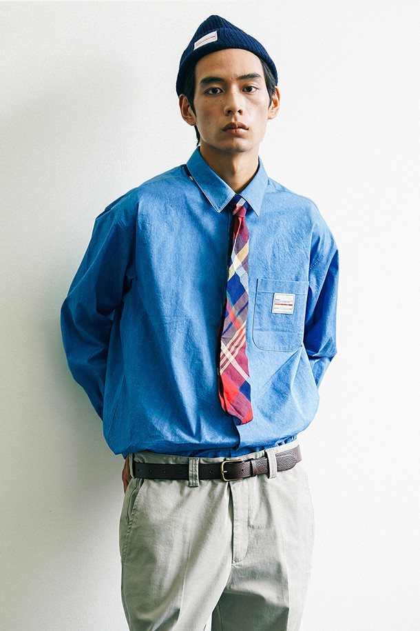 미스트 블루 색상의 워시드 다잉 빈티지 셔츠입니다. 부드러운 면 소재로 제작되어 편안한 착용감을 선사하며, 차이나 칼라와 레귤러핏 디자인으로 클래식하고 미니멀한 스타일을 연출합니다. 봄, 가을에 어울리는 얇은 두께감과 긴 소매 기장으로 다양한 TPO에 활용 가능하며, 데이트룩과 비즈니스 캐주얼에도 적합합니다. 워시드 다잉 가공과 빈티지한 텍스처가 특징으로, 캐주얼한 무드를 더합니다.
