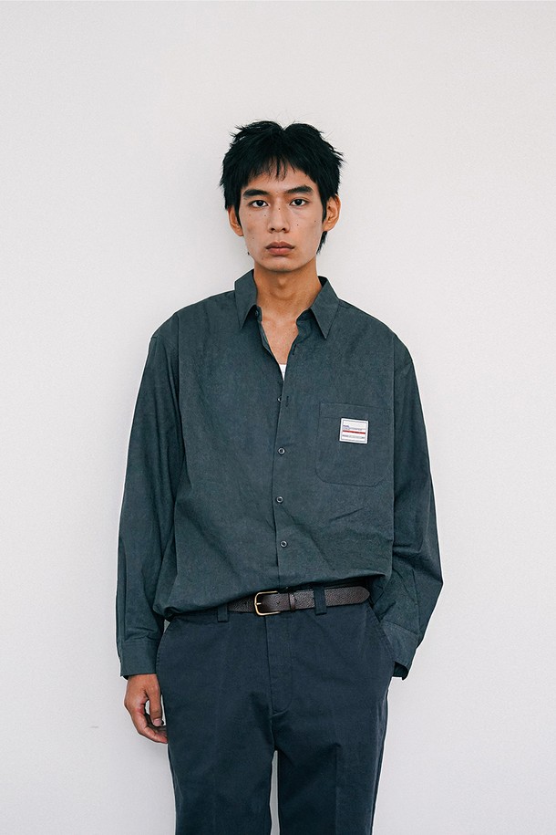 워싱-다이 빈티지 패브릭 셔츠 (페이드 블랙)는 남성용 셔츠로, 일상과 비즈니스 캐주얼 스타일 모두에 잘 어울립니다. 부드러운 면 소재로 제작되어 편안한 착용감을 제공하며, 사계절 내내 활용하기 좋습니다. 레귤러핏에 레귤러 카라 디자인, 긴 소매 기장으로 클래식하면서도 미니멀한 무드를 연출합니다. 워싱 가공과 빈티지 워싱 디테일이 돋보이는 페이드 블랙 컬러는 캐주얼 스타일을 더욱 멋스럽게 만들어줍니다.
