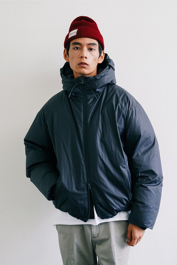 New Paper Wax Coating down v.2.0 + (오닉스 블랙)은 남녀 모두 착용 가능한 미니멀 스타일의 숏패딩입니다. 페이퍼 왁스 코팅으로 에이징 효과와 빈티지한 느낌을 살린 것이 특징이며, 생활 발수 및 방풍 기능으로 편안함을 제공합니다. YKK 메탈 투웨이 지퍼와 사이드 콘실드 지퍼를 사용하여 활동성을 높였으며, 안감은 다운으로 제작되어 보온성을 극대화했습니다. 출근룩, 여행룩 등 다양한 TPO에 활용 가능하며, 클래식하고 시크한 스타일을 연출하기 좋습니다. 블랙 컬러의 무지 디자인으로 어떤 옷에도 쉽게 매치할 수 있습니다.
