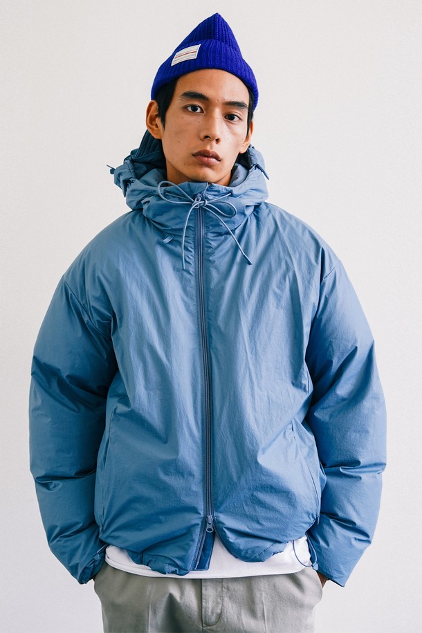 "New Paper Wax Coating 다운 v.2.0 + (타이코스 블루)"는 미니멀하고 캐주얼한 스타일을 추구하는 당신을 위한 겨울철 필수 아우터입니다. 페이퍼 왁스 코팅으로 에이징 효과를 더하고, 방수 및 방풍 기능을 갖춰 여행이나 캠핑 등 다양한 TPO에서 활용하기 좋습니다. 오버핏 크롭 기장으로 트렌디함을 살렸으며, 부드러운 촉감의 나일론 소재와 두꺼운 두께감으로 뛰어난 보온성을 제공합니다. YKK 메탈 투웨이 지퍼와 사이드 콘실드 지퍼를 사용하여 실용성을 높였으며, 다운 안감으로 더욱 포근하게 착용할 수 있습니다.
