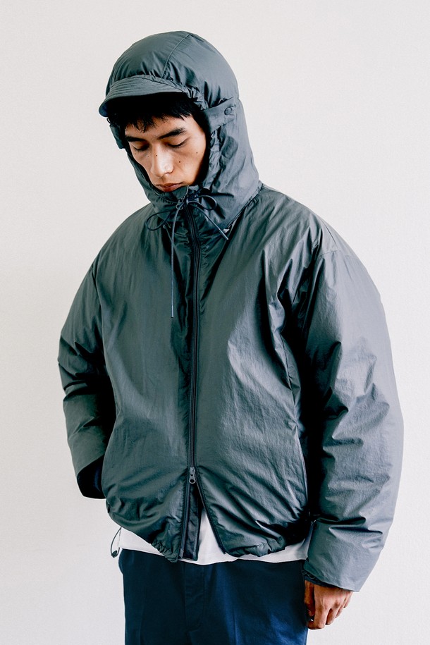 뉴 페이퍼 왁스 코팅 다운 v.2.0 (올리브 나이트)는 미니멀하고 빈티지한 스타일을 추구하는 남녀 모두를 위한 겨울철 필수 아우터입니다. 페이퍼 왁스 코팅으로 독특한 질감과 에이징 효과를 더했으며, 생활 방수 기능과 방풍 기능을 갖춰 기능성까지 놓치지 않았습니다. YKK 메탈 투웨이 지퍼와 사이드 콘실드 지퍼 디테일로 편의성을 높였으며, 두꺼운 두께감과 다운 안감으로 뛰어난 보온성을 제공합니다. 출근룩과 여행룩 등 다양한 TPO에 활용 가능한 레귤러핏 다운 점퍼로, 미니멀, 클래식, 워크웨어 스타일을 즐기는 분들께 추천합니다.
