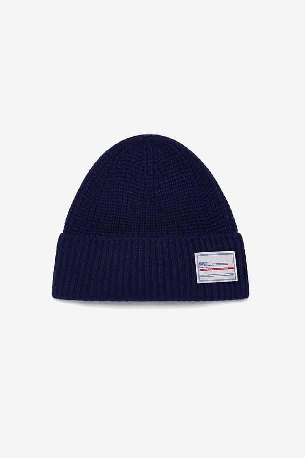 네이비와 레드의 조화가 돋보이는 울 소재의 비니입니다. 부드러운 촉감의 울, 나일론, 폴리에스테르 혼방 소재로 제작되어 겨울철 보온성을 높여줍니다. 귀덮개 디자인으로 한층 더 따뜻하게 착용할 수 있으며, 필요에 따라 접어 스타일을 연출할 수 있습니다. 무지 디자인과 미니멀, 캐주얼, 클래식한 스타일을 아우르는 디자인으로 다양한 룩에 매치하기 좋습니다. 모자 깊이 16cm의 넉넉한 사이즈로 편안하게 착용 가능하며, 사이즈 조절 기능으로 더욱 안정적인 착용감을 제공합니다.
