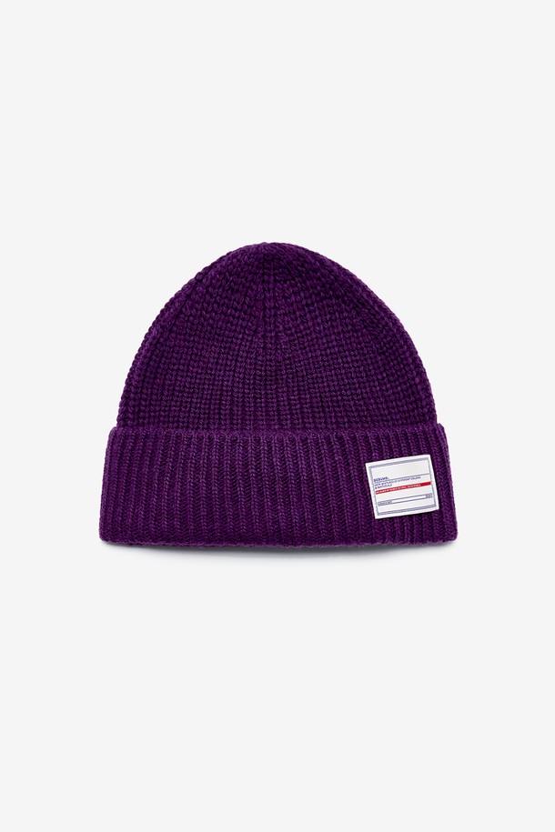 보온성과 스타일을 모두 갖춘 울 소재의 퍼플 컬러 비니입니다. 부드러운 촉감의 울, 나일론, 폴리에스터 혼방 소재로 제작되어 가을, 겨울철 따뜻하게 착용할 수 있습니다. 16cm 깊이로 안정감 있는 착용감을 제공하며, 귀를 덮는 디자인과 접이식 귀덮개 기능으로 보온성을 높였습니다. 무지 디자인에 캐주얼, 미니멀, 클래식 스타일 모두 소화 가능하며, 두꺼운 두께감으로 포근함을 더했습니다.
