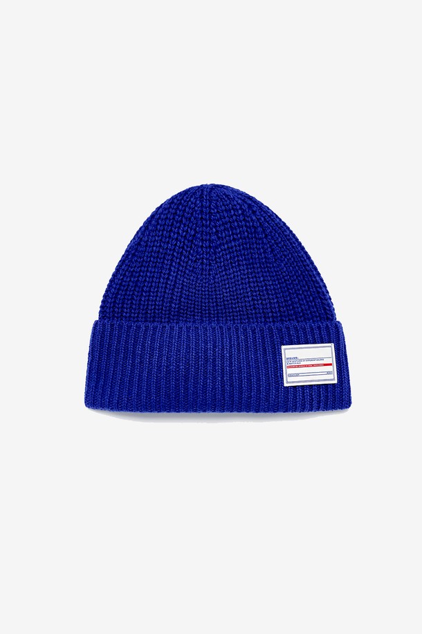 코발트 블루 컬러의 울 소재 비니입니다. 부드러운 촉감과 두꺼운 두께로 겨울철 방한에 효과적이며, 일상에서도 편안하게 착용할 수 있습니다. 깊은 모자 깊이와 무지 디자인으로 캐주얼, 클래식, 미니멀 스타일 모두 소화 가능합니다. 귀덮개가 있어 더욱 따뜻하며, 접어서 보관할 수 있어 실용적입니다. 울, 나일론, 폴리에스테르 혼방 소재로 제작되어 보온성과 내구성을 동시에 갖추었습니다.
