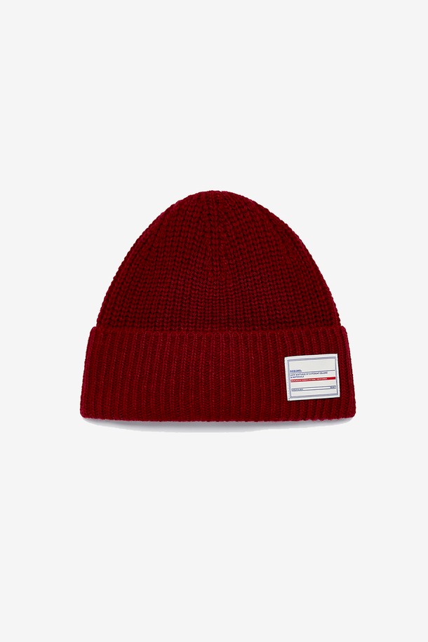 메를로(Merlot) 컬러의 울 커버드 비니는 가을, 겨울철 따뜻함과 스타일을 책임지는 필수 아이템입니다. 부드러운 촉감의 프리미엄 울 원사를 사용하여 제작되었으며, 울 50%, 나일론 30%, 폴리에스테르 20% 혼방 소재로 보온성을 높였습니다. 귀를 덮는 디자인으로 방한 효과를 극대화하며, 귀 덮개를 접어 일반 비니처럼 착용하여 투웨이 스타일링이 가능합니다. 깊이 16cm, 두꺼운 두께감과 무지 디자인으로 클래식, 미니멀, 캐주얼 등 다양한 스타일에 매치하기 용이합니다.
