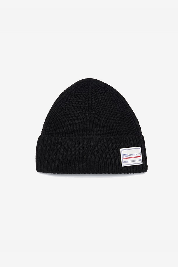 블랙 색상의 울 커버 비니입니다. 깊은 모자 깊이와 부드러운 촉감으로 편안한 착용감을 선사하며, 겨울과 가을철 방한용으로 제격입니다. 울, 나일론, 폴리에스테르 혼방 소재로 제작되어 보온성이 뛰어나고, 무지 디자인으로 미니멀, 클래식, 캐주얼 등 다양한 스타일에 매치하기 좋습니다. 귀를 덮는 디자인과 귀 덮개 접이식 기능으로 일반 비니처럼도 활용 가능하여, 출근룩이나 여행룩 등 TPO에 맞춰 실용적으로 착용할 수 있습니다.
