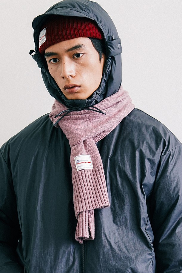 부드러운 촉감의 에센셜 캐시미어 머플러(소프트 바이올렛)입니다. 프리미엄 캐시미어 울 원사를 사용하여 포근하고 따뜻하며, 가을/겨울철 보온성을 책임집니다. 립 디테일 디자인으로 포인트를 더했으며, 베이직, 미니멀 스타일의 출근룩, 모임룩에 완벽하게 어울립니다. 형태 변형을 최소화하여 오랫동안 변함없이 착용할 수 있으며 탄성이 있어 편안한 착용감을 제공합니다. 무지 디자인으로 어떤 스타일에도 쉽게 매치할 수 있는 데일리 머플러입니다.
