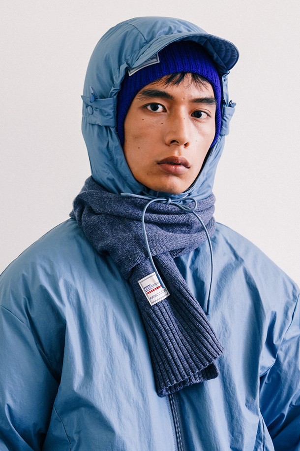 페이드 데님 컬러의 에센셜 캐시미어 머플러는 부드러운 촉감과 뛰어난 보온성을 자랑합니다. 프리미엄 캐시미어 울 원사, 나일론, 폴리에스터 혼방 소재로 제작되어 형태 변형을 최소화하고 탄성을 더했습니다. 겨울철 일상에서 베이직하고 미니멀한 스타일을 연출하기 좋으며, 두꺼운 두께감으로 따뜻함을 선사합니다. 클래식, 미니멀, 캐주얼 등 다양한 스타일에 매치하여 폭넓게 활용할 수 있습니다.
