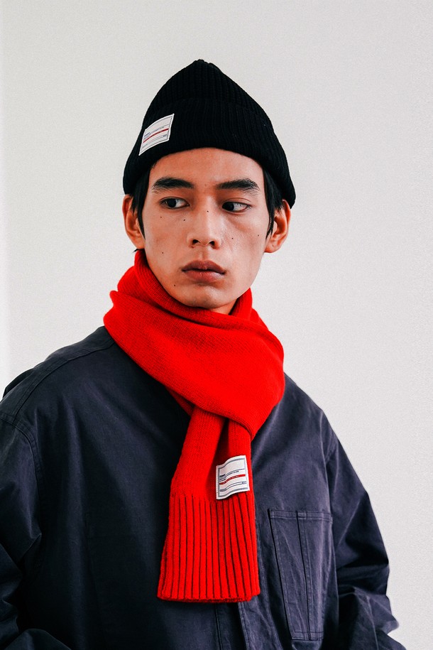 에센셜 캐시미어 머플러 (와인 레드)는 베이직하고 클래식한 스타일을 추구하는 분들을 위한 머플러입니다. 프리미엄 캐시미어 울 원사를 사용하여 부드러운 촉감과 뛰어난 보온성을 제공하며, 립 디자인으로 세련된 멋을 더했습니다. 가을, 겨울철 일상룩, 출근룩, 모임룩, 연말 모임룩 등 다양한 TPO에 활용하기 좋습니다. 넉넉한 두께감으로 형태 변형을 최소화하여 오래도록 변함없이 착용할 수 있습니다. 와인 레드 컬러는 어떤 스타일에도 포인트가 되어 당신의 겨울 패션을 더욱 돋보이게 해 줄 것입니다. 
